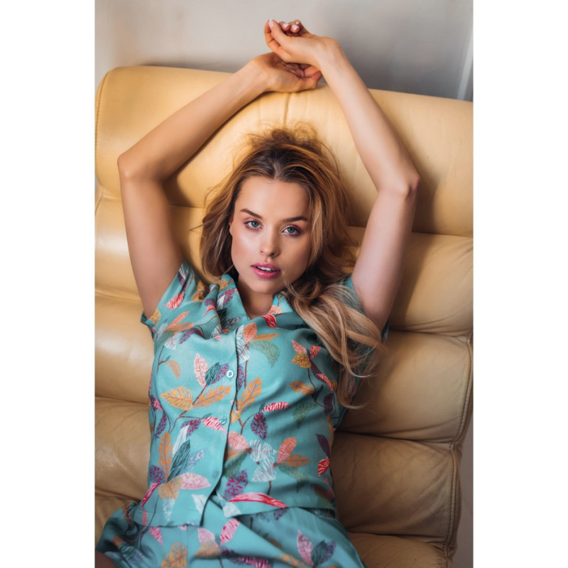 LA104 Pajama shirt with V neckline and print - model 3